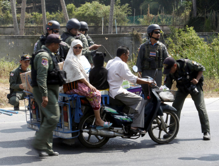 Soldaten kontrollieren Dorfbewohner an einem Checkpoint in Pattani. Foto: epa/Abdullah Wangni