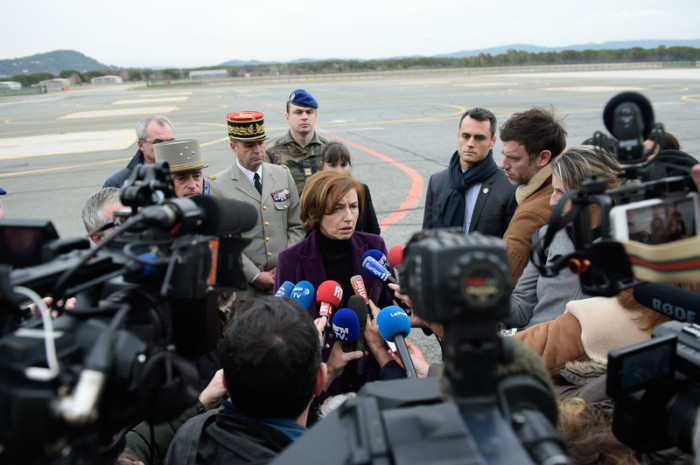 Verteidigungsministerin Florence Parly äußert sich zu dem Absturz vor Pressevertretern.