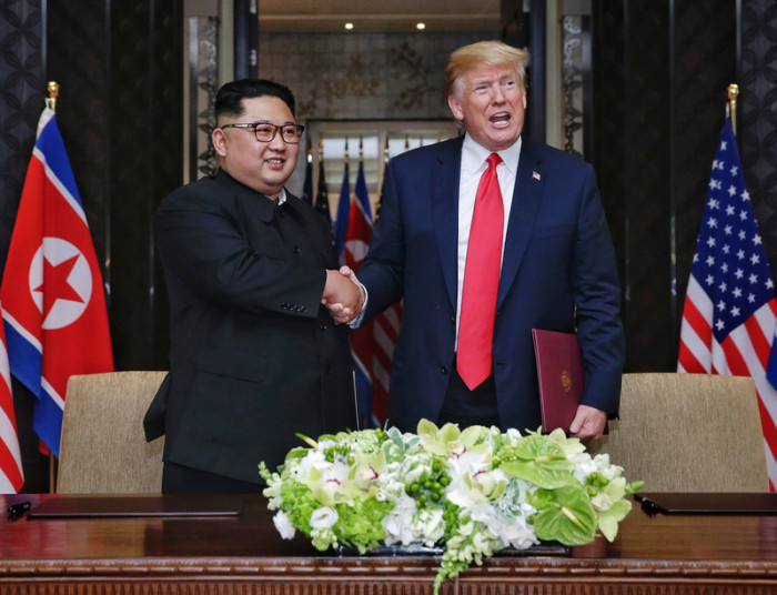 Nordkoreas Machthaber Kim Jong Un (l.) versicherte US-Präsident Donald Trump (r.), dass er grundsätzlich zu einer «vollständigen» atomaren Abrüstung bereit wäre. Foto: epa/Kevin Lim / The Straits Times