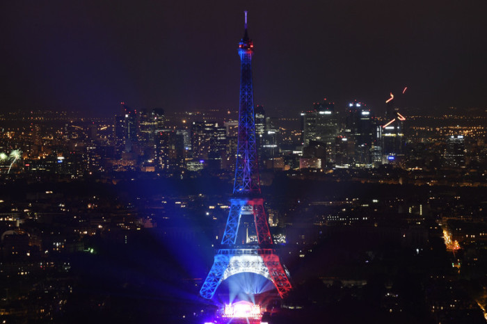 Der Eiffelturm erstrahlt in den Nationalfarben. Foto: epa/Julien De Rosa