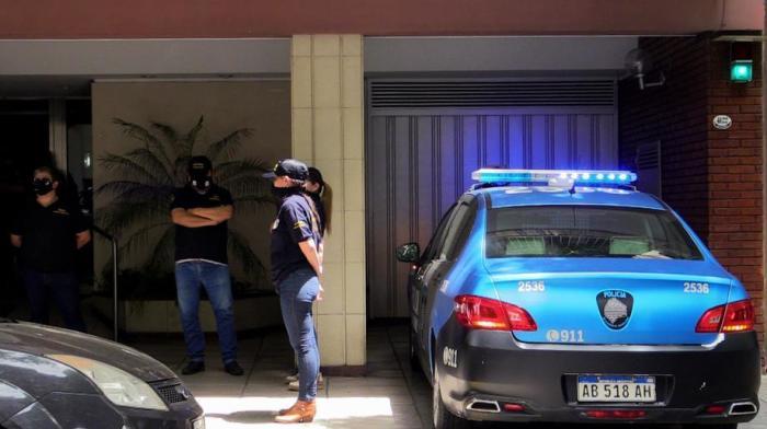 Polizisten führen eine Operation vor dem Büro von Agustina Cosachov, der Psychiaterin von Armando Maradona, in Buenos Aires durch. Foto: epa/Rodrigo Garcia