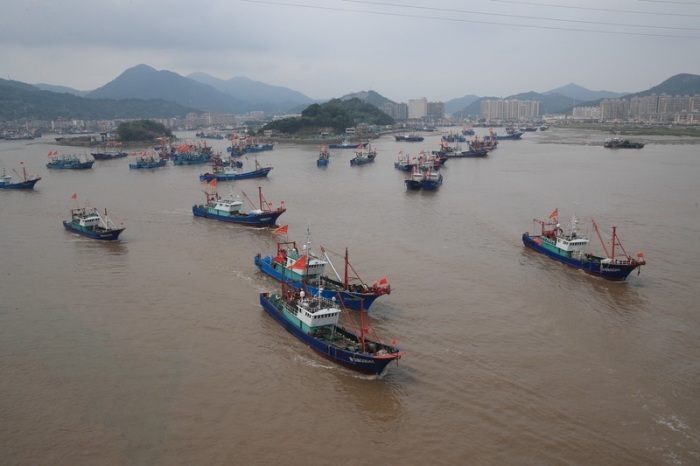 Ficherboote verlassen den Hafen Shipu in der Provinz Zhejiang. Gut ein Drittel der Fischbestände weltweit sind nach Angaben der Welternährungsorganisation (FAO) überfischt. Foto: Zhang Peijian/Xinhua/dpa