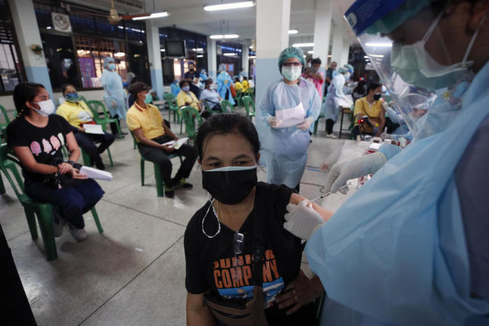 Covid-19-Impfung in Bangkok. Foto: epa/Rungroj Yongrit