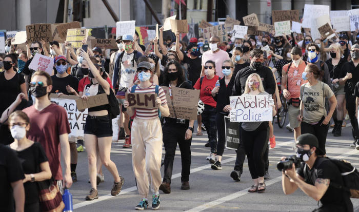 Protestierende während einer Demonstration von George Floyd in Chicago. Foto: epa/Tannen Maury
