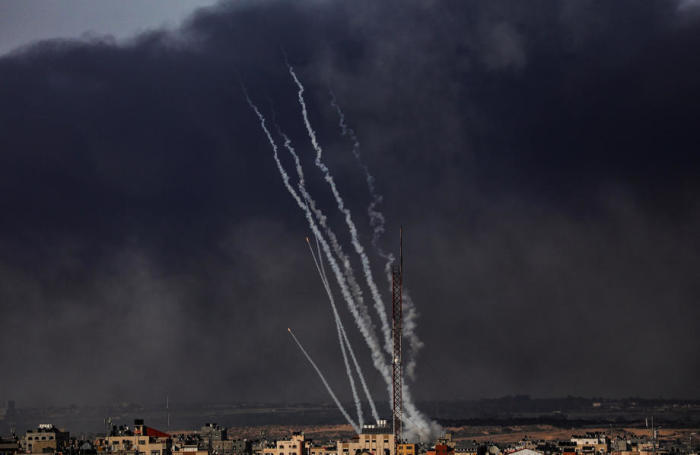 Aus Gaza abgefeuerte Raketen fliegen in Richtung Israel, gesehen von Gaza-Stadt aus. Foto: epa/Mohammed Saber