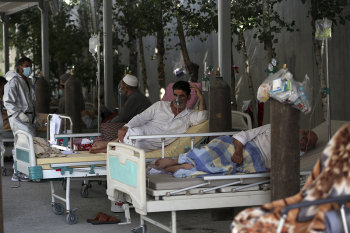 Patienten werden im afghanisch-japanischen Krankenhaus für COVID-19-Patienten an Sauerstoffflaschen angeschlossen. Foto: Rahmat Gul/dpa
