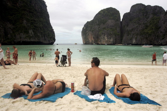 Urlauber relaxen am Strand auf Koh Phi Phi Le in  Krabi. Foto: epa/Efe/Stringer