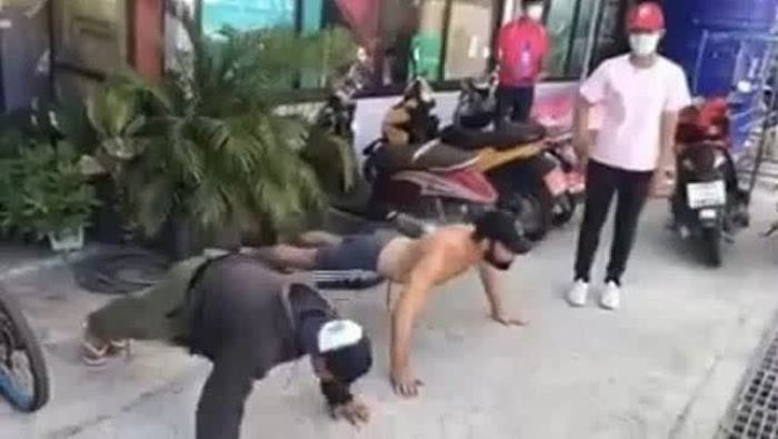 Auf Koh Tao wurden Touristen und Einheimische mit 20 Liegestützen und 20 Hampelmännern bestraft, die in der Öffentlichkeit ohne Gesichtsmaske aufgegriffen wurden. Foto: National News Bureau Of Thailand