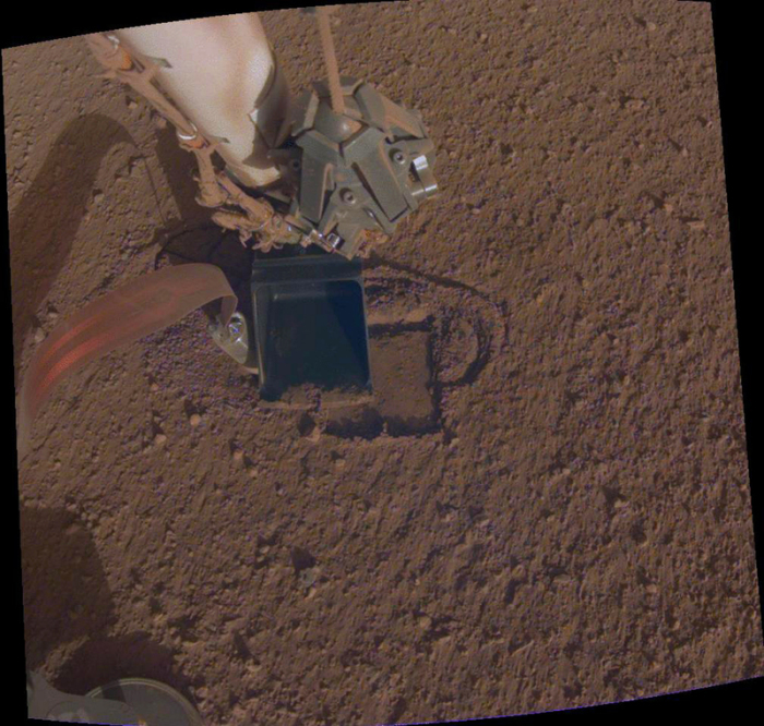 Dieses Foto zeigt den InSight Mars-Lander, der etwa einen Zentimeter unter der Oberfläche vom Mars gräbt. Foto: NASA/Jpl-caltech/dpa