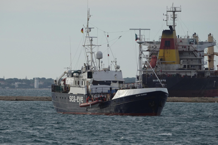 Das Rettungsschiff «Alan Kurdi» kommt im Hafen von in Tarent (Taranto) in Süditalien an. Foto: Renato Ingenito/Ansa/dpa