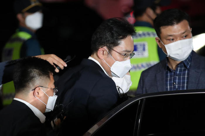 Lee Jae yong, stellvertretender Vorsitzender von Samsung Electronics Co., steigt vor einem Gefangenenlager südlich von Seoul in ein Auto, nachdem ein Gericht einen für ihn beantragten Haftbefehl abgelehnt hat. Foto: epa/Yonhap