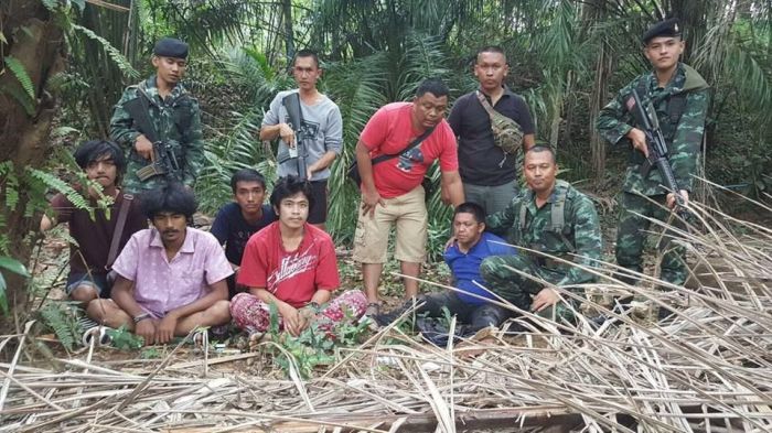 Der mutmaßliche Täter (rechts, im blauen T-Shirt) wurde im Grenzgebiet in der Provinz Ranong aufgespürt und verhaftet. Foto: The Nation
