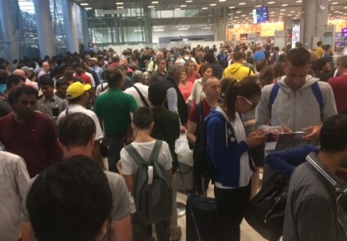 ‚Normale Warteschlange‘ am Flughafen Suvharnabumi Anfang August: hier stehen Passagiere nach der morgendlichen Landung zwei Stunden in der Schlange – ein Drittel der Immigrationsschalter sind nicht besetzt.