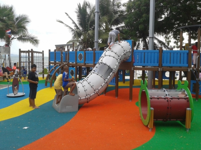 Viel Geld wurde für den Bau des Spielplatzes an der Strandpromenade in Jomtien investiert. Doch für die Instandsetzung fehlen der Stadt die finanziellen Mittel. Archivbild: Khun Ten