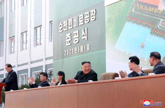 Ein von der offiziellen nordkoreanischen Zentralen Nachrichtenagentur (KCNA) veröffentlichtes Foto zeigt den nordkoreanischen Staatschef Kim Jong-un (C) bei der Feier zur Fertigstellung einer Fabrik Foto: epa/Kcna
