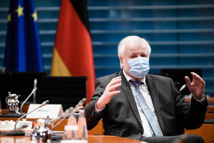 Der deutsche Bundesminister des Innern, für Bau und Heimat Horst Seehofer trägt einen Mundschutz. Foto: epa/Clemens Bilan
