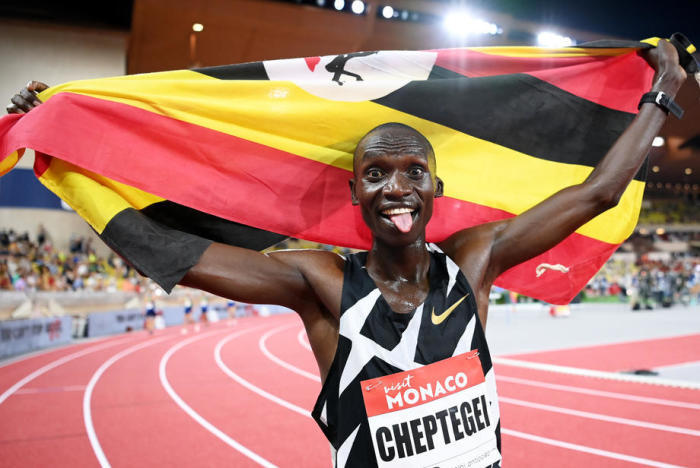 Der Ugander Joshua Cheptegei feiert nach seinem Sieg über die 5000 Meter der Männer beim World Athletics Diamond League-Meeting in Monaco. Foto: epa/Matthias Hangst