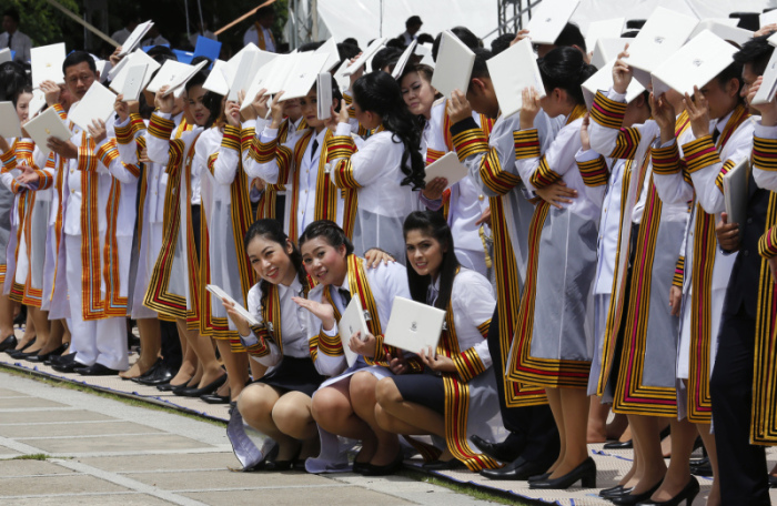Viele Studenten denken, dass sie auf der Strecke bleiben, wenn sie nicht schummeln. Im Ausland genießen thailändische Studenten deshalb nicht selten einen zweifelhaften Ruf.