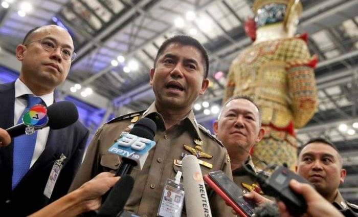 Thailands Top-Cop und Immigration-Chef Lt.-Gen. Surachate Hakparn aka. „Big Joke“ (M.) wurde auf einen inaktiven Posten in die Zentrale der Einwanderungsbehörde versetzt. Foto: epa/