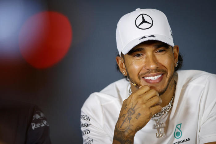 Hamiltons unterschreibt neuen Vertrag mit Mercedes für die kommende Formel-1-Saison. Foto: epa/Valdrin Xhemaj