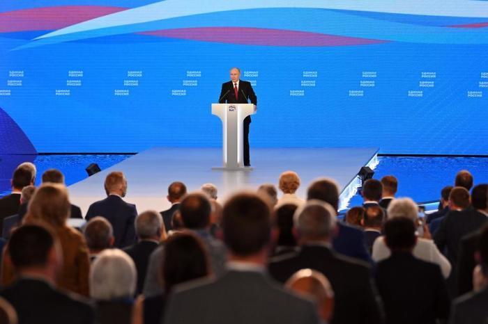 Präsident Wladimir Putin hält seine Rede während des Jahreskongresses der Partei 