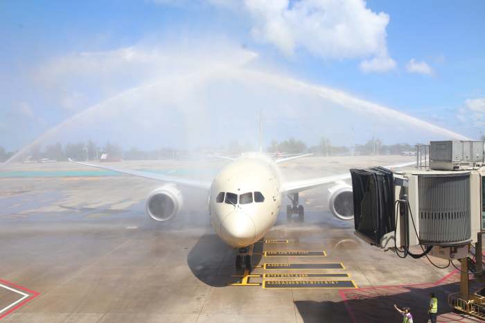 Die ersten 25 Touristen des „Sandbox“-Programms erreichten am Donnerstag mit Flug EY430 aus Abu Dhabi die Inselprovinz Phuket. Foto: Tourism Authority Of Thailand