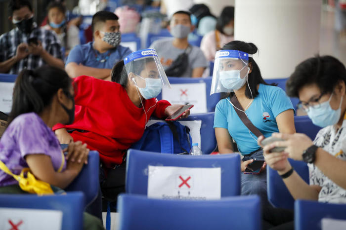 Fluggäste warten am Don Mueang Airport in Bangkok aufs Boarding. Foto: epa/Diego Azubel