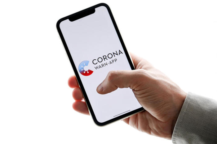 Die neue deutsche 'Corona Warn-App' auf einem Smartphone. Foto: epa/Sascha Steinbach
