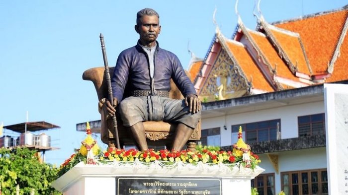 Die Statue zu Ehren von Phraya Wichit Songkham befindet sich im Wat Wichit Sangkharam an der Narisorn Road in Phuket Town. Foto: Phuket Municipality