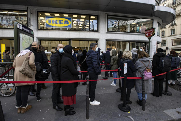 Eine lange Schlange bildet sich vor dem Ikea-Einzelhandelsgeschäft in Paris. Foto: epa/Ian Langsdon