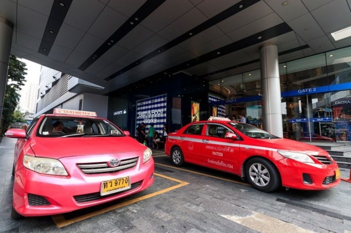 Bei ihrer Ankunft am Flughafen sollten Touristen nur auf Taxis zurückgreifen, die an den offiziellen Taxi-Kiosken gebucht werden können. Foto: TAT
