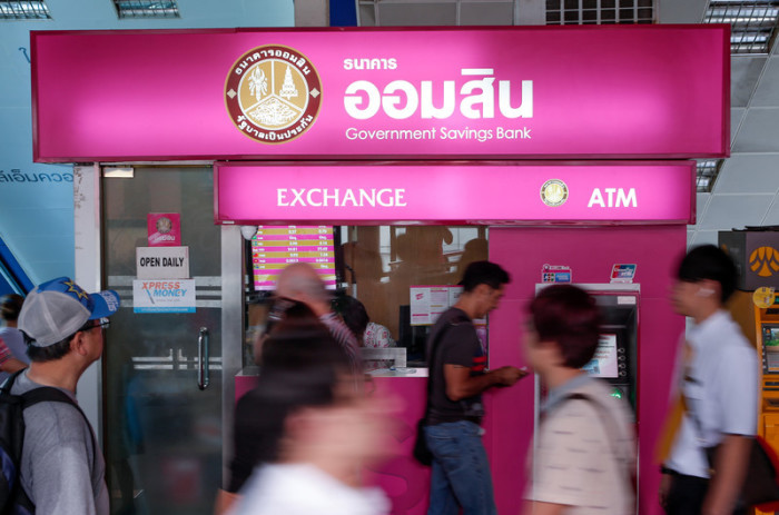 Eine Wechselstube der Government Saving Bank in Bangkok. Foto: epa/Diego Azubel