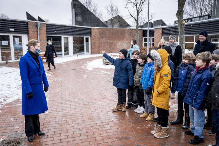 Die dänische Ministerpräsidentin Mette Frederiksen (L) begrüßt die Schüler der Allerslev Skole in Lejre. Foto: epa/Mads Claus Rasmussen