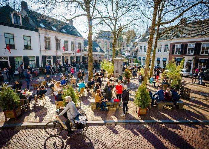 Volle Terrassen bei einer nationalen Protestaktion auf dem Ginnekenmarkt in Breda. Foto: epa/Marco De Swart