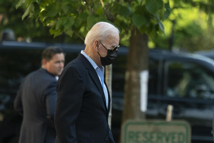 Der US-Präsident Joe Biden verlässt die Holy Trinity Catholic Church in Washington. Foto: epa/Chris Kleponischris Kleponis