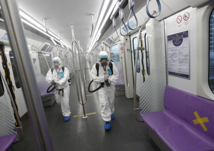 Reinigungsmitarbeiter desinfizieren einen Zug der Purple Line.  Foto: epa/Narong Sangnak