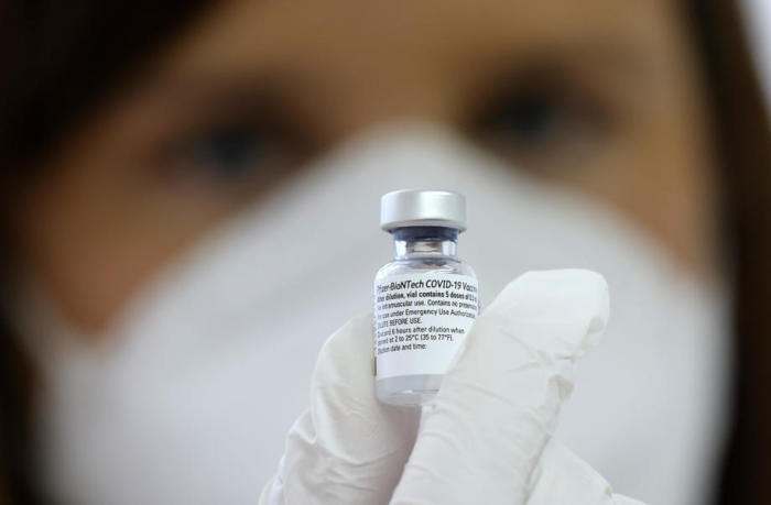 Ein medizinischer Assistent hält einen Impfstoff COVID-19 von Pfizer BioNTech. Foto: epa/Ronald Wittek