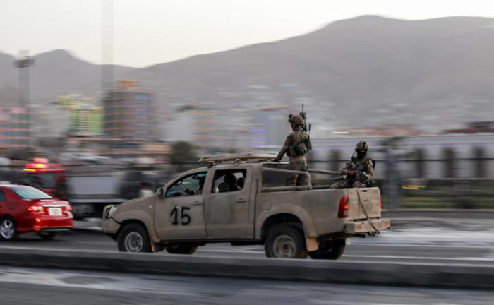 Die Taliban stehen in der Nähe des Tatorts einer Bombenexplosion in Kabul Wache. Foto: epa/Stringer