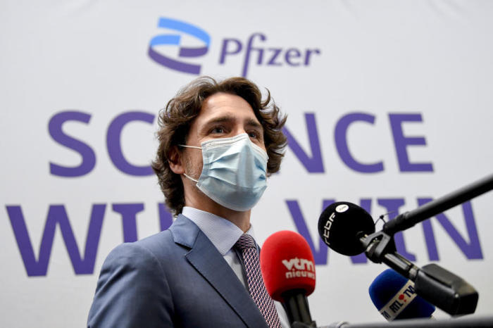 Kanadischer Premierminister Justin Trudeau bei einem Arbeitsbesuch beim Pharmaunternehmen Pfizer in Puurs. Foto: epa/Frederic Sierakowski