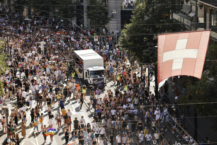 Menschen demonstrieren an der Zürcher Pride-Parade mit dem Slogan 