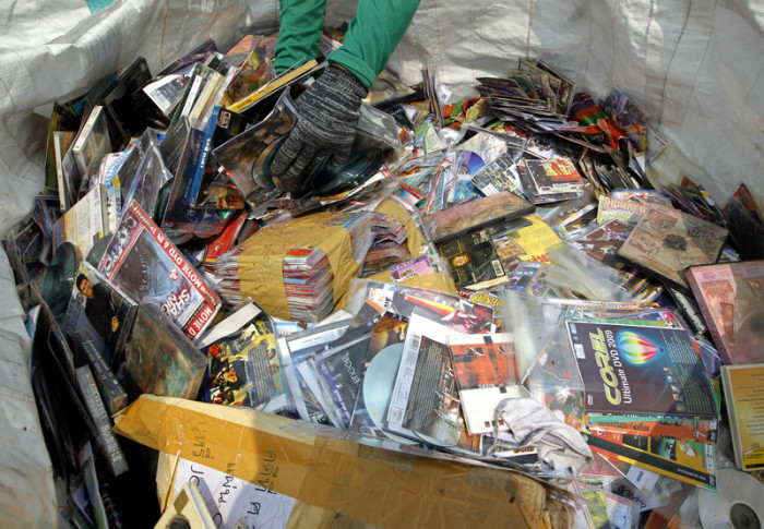 Die Behörden zerstören beschlagnahmte, illegale Software und DVDs. Foto: epa/Rungroj Yongrit