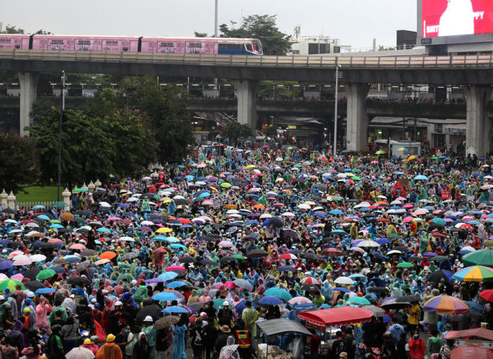 Regierungsgegner demonstrieren vor dem Victory Monument am vergangenen Sonntag. Foto: epa/Narong Sangnak