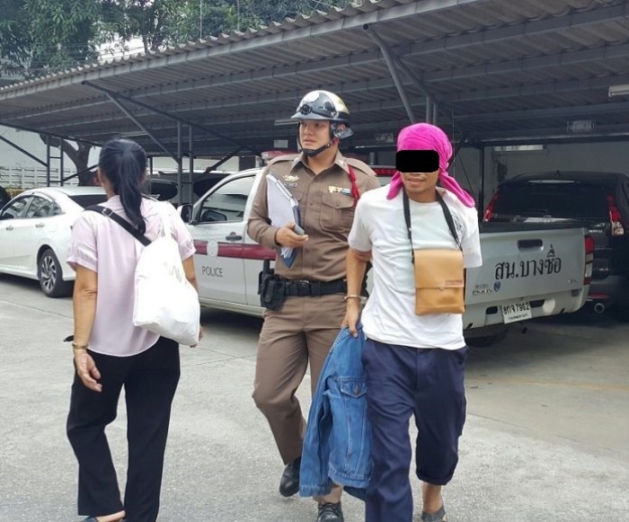 Der Messerstecher wurde von der Polizei abgeführt. Foto: Khao Sod