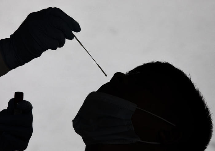 Ein Gesundheitsarbeiter entnimmt eine Nasenabstrichprobe für einen PCR-Test inmitten der neuen Mutante der Covid-19-Variante. Foto: epa/Narendra Shrestha