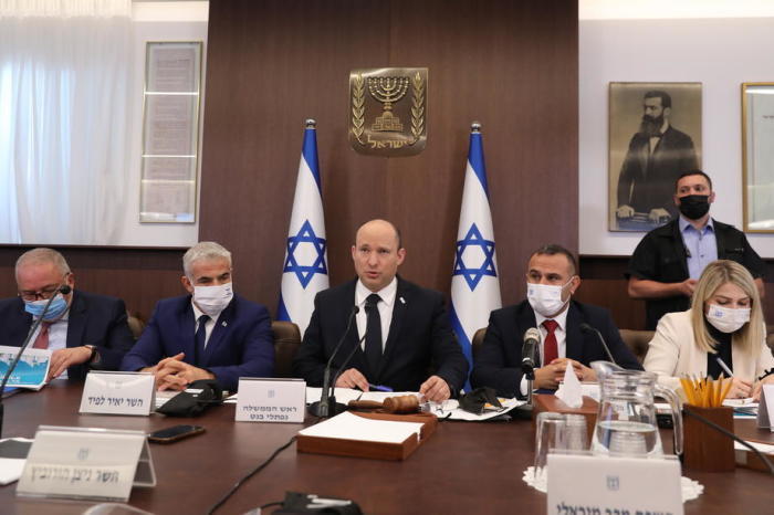 Der israelische Premierminister Naftali Bennett (C) nimmt an einer Kabinettssitzung im Büro des Premierministers in Jerusalem teil. Foto: epa/Abir Sultan