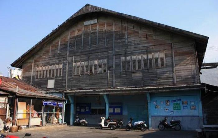 Das fast 100 Jahre alte Nang Loeng Cinema ist in einem traditionellen Teakholzgebäude untergebracht und das älteste Kino Thailands. Seit 1993 befindet es sich im Dornröschenschlaf.  Fotos: ANN