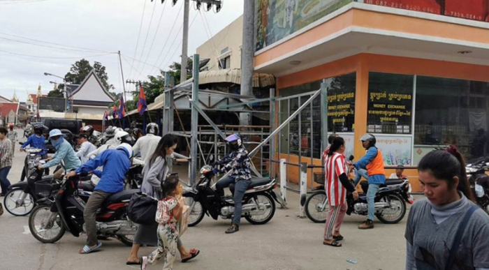 Am thailändisch-kambodschanischen Grenzübergang in Aranyaprathet wurden die Beamten angewiesen, ein wachsames Auge auf flüchtende Rothemden-Mitglieder zu haben. Foto: The Nation