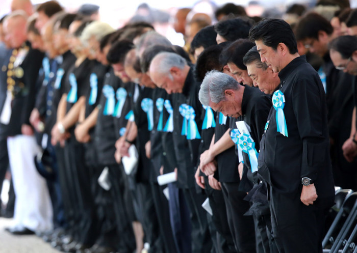 Der japanische Premierminister Shinzo Abe nimmt an der Gedenkfeier zum Gedenken an die Opfer der Schlacht von Okinawa im Zweiten Weltkrieg teil. Foto: epa/Hitoshi Maeshiro