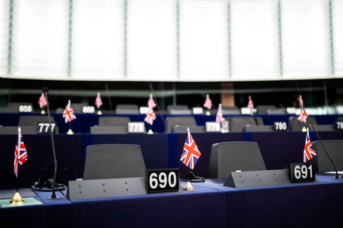 Kleine Flaggen des vereinigten Königreichs stehen auf den Tischen von Abgeordneten der Brexit-Partei im Plenarsaal des Europäischen Parlaments. Foto: Philipp von Ditfurth/Dpa