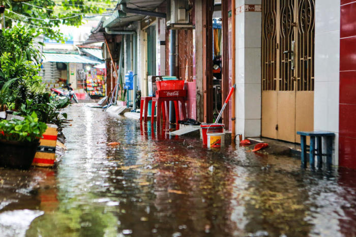 Überflutete Gasse nach heftigen Regenfällen in Ho-Chi-Minh-Stadt. Foto: epa/Giang Pham